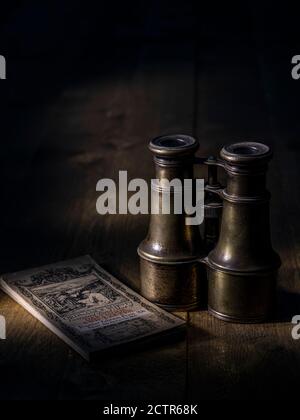 BINOCOLI D'EPOCA E ORDNANCE VINTAGE SURVEY MAPPA DI DARTMOOR E. EXETER Foto Stock