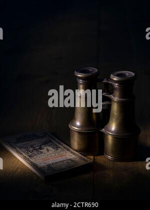 BINOCOLI D'EPOCA E ORDNANCE VINTAGE SURVEY MAPPA DI DARTMOOR E. EXETER Foto Stock