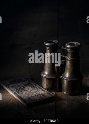 BINOCOLI D'EPOCA E ORDNANCE VINTAGE SURVEY MAPPA DI DARTMOOR E. EXETER Foto Stock