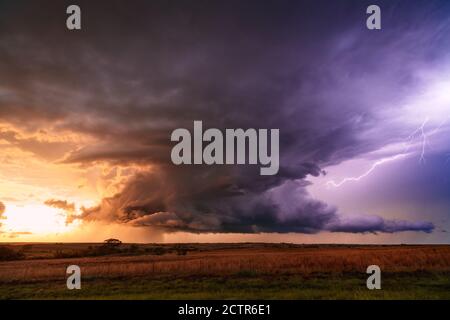 Paesaggio panoramico con nuvole di tempesta di tuoni e fulmini in un cielo al tramonto vicino a strong City, Oklahoma Foto Stock