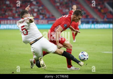 Budapest, Ungarn. 2020. Firo: 24.09.2020 Fuvuball, Football UEFA Super Cup 2020 FCB FC Bayern Mvºnchen Muenchen - Sevilla FC duelli, Benjamin Pavard contro Lucas Ocampos | usage worldwide Credit: dpa/Alamy Live News Foto Stock