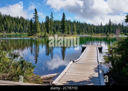 Uno dei laghi in Paradise Meadows del Parco Provinciale di Strathcona è il lago della nave da guerra. Un piccolo molo invita i visitatori al bordo dell'acqua Foto Stock