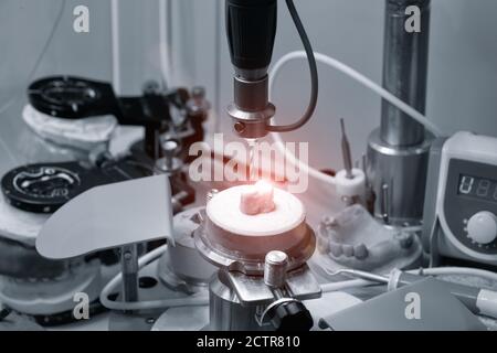 Tecnico odontoiatrico o protesi. Processo di odontoiatria protesica Foto Stock