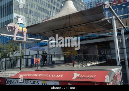 Una vista esterna da un autobus londinese, del Centro commerciale Elephant & Castle che chiude Giovedi' per la riqualificazione, il 22 Settembre 2020, a sud di Londra, Inghilterra. L'architettura molto criticata del centro commerciale Elephant & Castle è stato aperto nel 1965 è stato costruito sul sito danneggiato bomba dell'ex Elephant & Castle Estate, originariamente costruito nel 1898. Il centro era sede di ristoranti, negozi di abbigliamento, fast food e club dove i londinesi meridionali socializzavano e incontravano partner per tutta la vita. Foto Stock