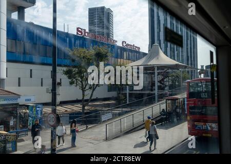 Una vista esterna da un autobus londinese, del Centro commerciale Elephant & Castle che chiude Giovedi' per la riqualificazione, il 22 Settembre 2020, a sud di Londra, Inghilterra. L'architettura molto criticata del centro commerciale Elephant & Castle è stato aperto nel 1965 è stato costruito sul sito danneggiato bomba dell'ex Elephant & Castle Estate, originariamente costruito nel 1898. Il centro era sede di ristoranti, negozi di abbigliamento, fast food e club dove i londinesi meridionali socializzavano e incontravano partner per tutta la vita. Foto Stock