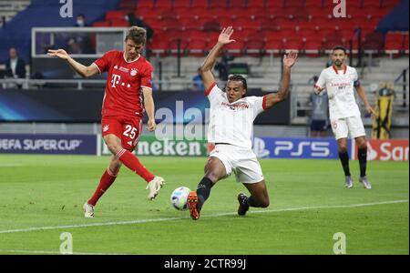 Budapest, Ungarn. Firo: 24.09.2020 Fuvuball, Football UEFA Super Cup 2020 FCB FC Bayern Mvºnchen Muenchen - Sevilla FC duelli, Thomas Mvºller contro Jules Kounde | Usage worldwide Credit: dpa/Alamy Live News 2020 Foto Stock