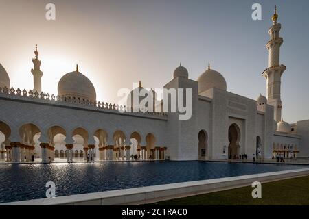 Una vista di una parete esterna a cupola della Grande Moschea Sheikh Zayed al tramonto su Abu Dhabi, Emirati Arabi Uniti Foto Stock