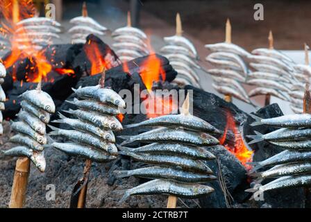 spiedino tradizionale di sardine sul fuoco Foto Stock