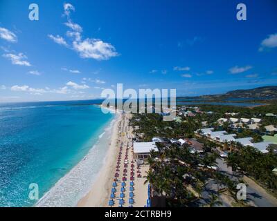 Veduta aerea dell'isola caraibica di Sint maarten/Saint Martin. Orient Bay Beach nell'isola caraibica di St.Maarten Foto Stock