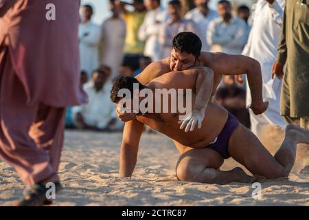 Kusti cerca di presentare un altro lottatore mettendo la mano sulla bocca in una partita a Dubai, Emirati Arabi Uniti (Emirati Arabi Uniti) Foto Stock