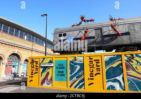 Arty Blue Moon scultura di Joe Rush e la Mutoid Waste Co. Di Trendy Aceto Yard su Fenning Street a Southwark, se London, UK Foto Stock