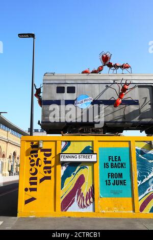 Arty Blue Moon scultura di Joe Rush e la Mutoid Waste Co. Di Trendy Aceto Yard su Fenning Street a Southwark, se London, UK Foto Stock