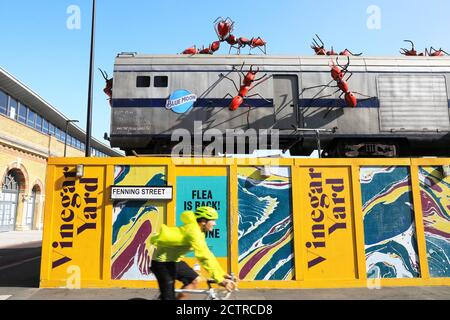 Arty Blue Moon scultura di Joe Rush e la Mutoid Waste Co. Di Trendy Aceto Yard su Fenning Street a Southwark, se London, UK Foto Stock