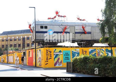 Arty Blue Moon scultura di Joe Rush e la Mutoid Waste Co. Di Trendy Aceto Yard su Fenning Street a Southwark, se London, UK Foto Stock