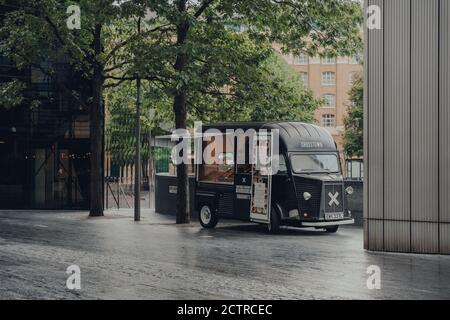 Londra, Regno Unito - 24 agosto 2020: Crosstown Donuts food truck on More London Riverside, London Bridge. Crosstown è un famoso Chai moderno indipendente Foto Stock