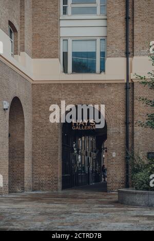 Londra, Regno Unito - 24 agosto 2020: Cartello all'ingresso dell'Hays Galleria, un edificio a uso misto classificato di grado II a Londra, che è stato risviluppato negli anni '80 AN