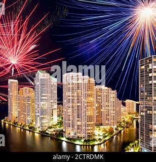 Spettacolari fuochi d'artificio dietro gli alti edifici di Brickell Key, Miami, Florida Foto Stock