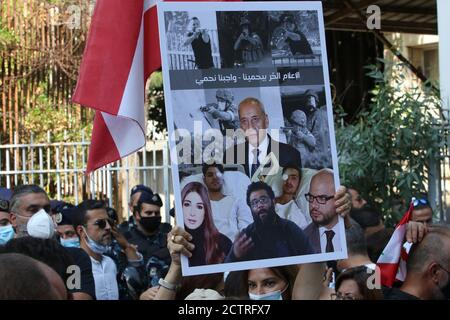 Protesta solidale con i giornalisti di spicco arrestati a Beirut dopo aver accusato il relatore del parlamento in Libano per i manifestanti feriti dopo la protesta esplosiva che è avvenuta. Foto Stock