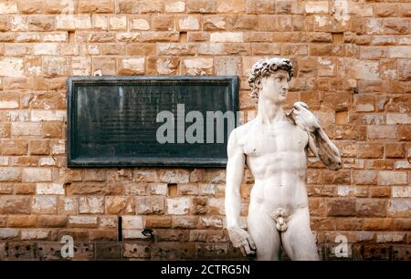 Vista del David di Michelangelo fuori dal Municipio di Palazzo Vecchio nel centro di Firenze Foto Stock