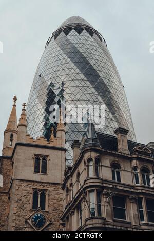 Londra, UK - 24 agosto 2020: Vista di 30 St Mary Ax, un famoso grattacielo commerciale nella città di Londra informalmente conosciuto come il Gherkin, sopra la vecchia b Foto Stock