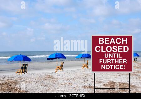 Spiaggia chiusa fino a nuovo avviso, Corona Virus, cartello per la spiaggia chiuso fino a nuovo avviso! Foto Stock