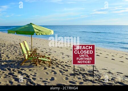 Spiaggia chiusa fino a nuovo avviso, Corona Virus, cartello per la spiaggia chiuso fino a nuovo avviso! Foto Stock