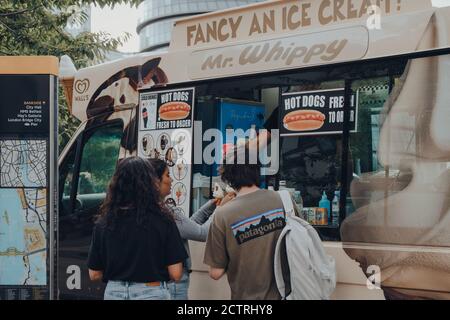 Londra, Regno Unito - 25 agosto 2020: La gente ottiene il gelato dal sig. Whippy van da Tower Bridge, Londra. Il sig. Whippy è originario del Regno Unito nel 1958 Foto Stock