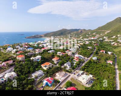 Veduta aerea dell'isola caraibica di Sint maarten/Saint Martin. Vista aerea del laghetto di ostriche e del paesaggio della spiaggia di Dawn sulla st.maarten. Foto Stock