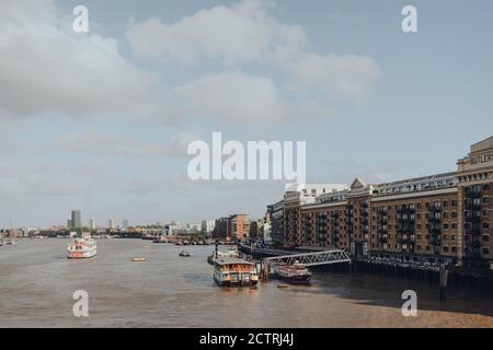 Londra, Regno Unito - 25 agosto 2020: Vista del molo di Butlers Wharf presso lo storico edificio Butlers Wharf a Shad Thames sulla riva sud del Tamigi i. Foto Stock