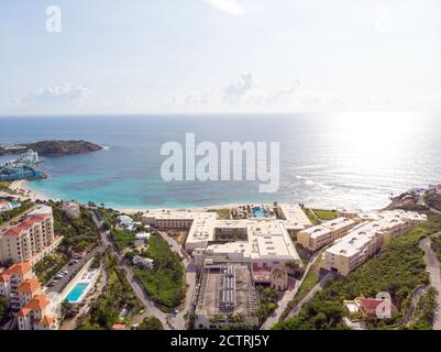 Veduta aerea dell'isola caraibica di Sint maarten/Saint Martin. Vista aerea del laghetto di ostriche e del paesaggio della spiaggia di Dawn sulla st.maarten. Foto Stock