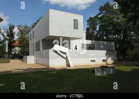 Casa Gropius (Meisterhaus Gropius) nel settore delle nuove Case Maestri (Neue Meisterhäuser) progettato da Bruno Fioretti Marquez Architects a Dessau in Sassonia-Anhalt, Germania. Due originali case padronali (Meisterhäuser) progettate dall'architetto modernista tedesco Walter Gropius (1925-1926) per i maestri Bauhaus furono in parte distrutte durante la seconda guerra mondiale e ricostruite nel 2014. Walter Gropius stesso visse nella casa che un tempo sorgeva su questo sito. L'installazione temporanea dello scultore tedesco Inge Mahn è vista in primo piano. Foto Stock