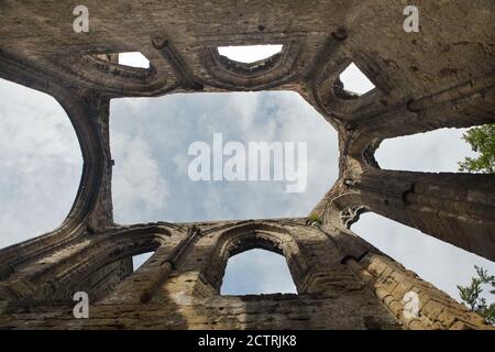 Romantiche rovine medievali dell'ex chiesa del monastero nel monastero di Oybin in Sassonia, Germania. Foto Stock