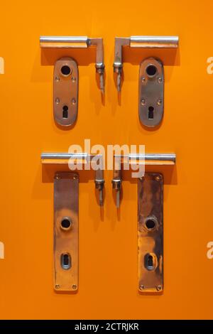 Due maniglie delle portiere con piastre lunghe e corte dal Edificio Bauhaus progettato dagli architetti modernisti tedeschi Walter Gropius e. Adolf Meyer (1922) Foto Stock