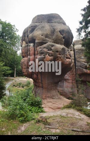 Kelchstein (Chalice Rock) conosciuto anche come Kelchsteinwächter (Chalice Guardian Rock) nelle montagne Zittau vicino Oybin in Sassonia, Germania. Foto Stock