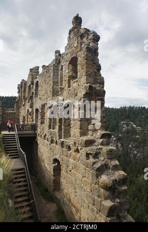 Romantiche rovine medievali dell'ex Palazzo Imperiale nel Castello di Oybin in Sassonia, Germania. Foto Stock