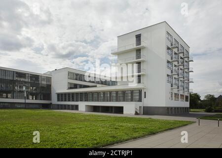 Edificio Bauhaus progettato dall'architetto modernista tedesco Walter Gropius (1925-1926) a Dessau in Sassonia-Anhalt, Germania. Il blocco dormitorio è raffigurato a destra, la mensa, l'auditorium e il palco sono visti al centro, mentre il blocco officina è raffigurato a sinistra. Foto Stock