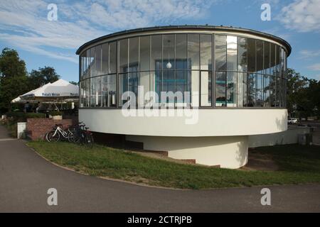 Kornhaus Restaurant progettato dall'architetto modernista tedesco Carl Fieger (1929) sulla riva del fiume Elbe a Dessau in Sassonia-Anhalt, Germania. Foto Stock