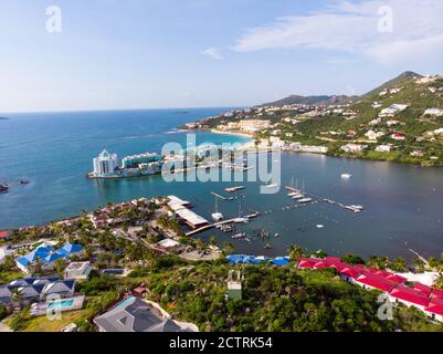 Veduta aerea dell'isola caraibica di Sint maarten/Saint Martin. Vista aerea del laghetto di ostriche e del paesaggio della spiaggia di Dawn sulla st.maarten. Foto Stock