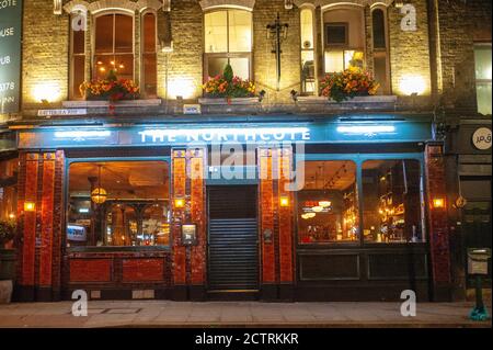 Londra, Regno Unito. 24 Settembre 2020. I pub chiusi alle 22:00 a Battersea secondo le restrizioni del coronavirus. Credit: JOHNNY ARMSTEAD/Alamy Live News Foto Stock