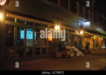 Londra, Regno Unito. 24 Settembre 2020. I pub chiusi alle 22:00 a Battersea secondo le restrizioni del coronavirus. Credit: JOHNNY ARMSTEAD/Alamy Live News Foto Stock