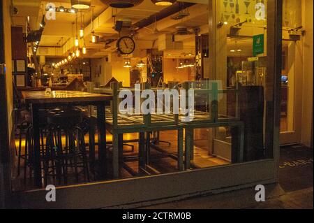 Londra, Regno Unito. 24 Settembre 2020. I pub chiusi alle 22:00 a Battersea secondo le restrizioni del coronavirus. Credit: JOHNNY ARMSTEAD/Alamy Live News Foto Stock