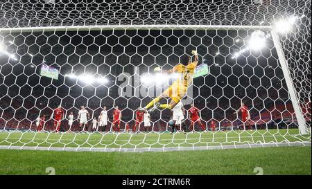 Budapest, Ungarn. Firo: 24.09.2020 Calcio UEFA Super Cup 2020 FCB FC Bayern Monaco Muenchen - Sevilla FC Goal, Hit, 2: 1, FCB Javi Martínez, Martinez, Remote, Hintertor, Hintertorkamera, | Use worldwide Credit: dpa/Alamy Live News 2020 Foto Stock