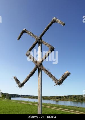 Vecchia Lituania Balt pagans simbolo fatto da hey davanti di cielo blu Foto Stock