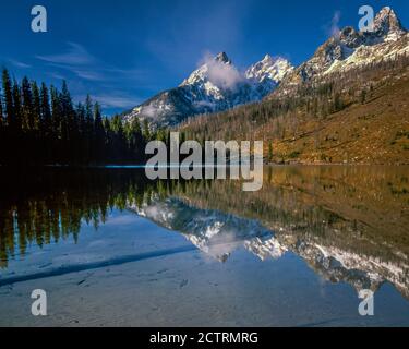 Lago di stringa, Monte Teewinot, le cattedrali, Grand Teton National Park, Wyoming Foto Stock