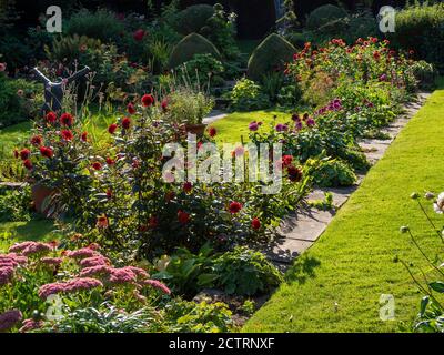 Chenies Manor Sunken Garden nel tardo pomeriggio sole a Dahlia Time. Foto Stock