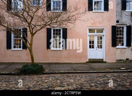 CHARLESTON, CAROLINA DEL SUD - CIRCA DICEMBRE 2019: Strada vuota nel quartiere francese di Charleston Foto Stock