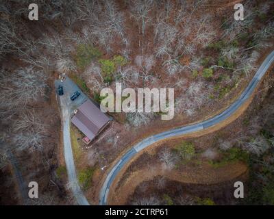 CITTÀ DI BRYSON, CAROLINA DEL NORD - CIRCA DICEMBRE 2019: Vista aerea delle tipiche baite per vacanze in montagna vicino a Bryson City, Carolina del Nord Foto Stock