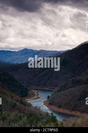 BRYSON CITY, NORTH CAROLINA - CIRCA DICEMBRE 2019: Vista del fiume Tuckasegee e della montagna dal Lakeview Drive vicino a Bryson City, nel Mo Smoky Foto Stock