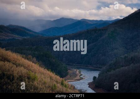 BRYSON CITY, NORTH CAROLINA - CIRCA DICEMBRE 2019: Vista del fiume Tuckasegee e della montagna dal Lakeview Drive vicino a Bryson City, nel Mo Smoky Foto Stock