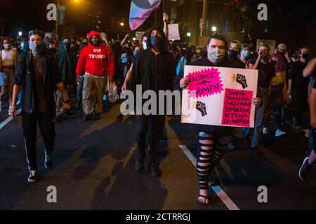 Richmond, Virginia, Stati Uniti. 23 Settembre 2020. I manifestanti scesciano lungo West Main Street mercoledì 23 settembre 2020 a Richmond, Virginia. Per protestare contro la decisione della Grand Jury di non accudire tre funzionari di polizia di Louisville, Kentucky, con l'assassinio di Breonna Taylor. L'ufficiale di polizia di Louisville, Brett Hankison è stato accusato di tre conteggi di estinzione di wanton nel primo grado una felonia di classe D in Kentucky. Credit: John C. Clark/ZUMA Wire/Alamy Live News Foto Stock